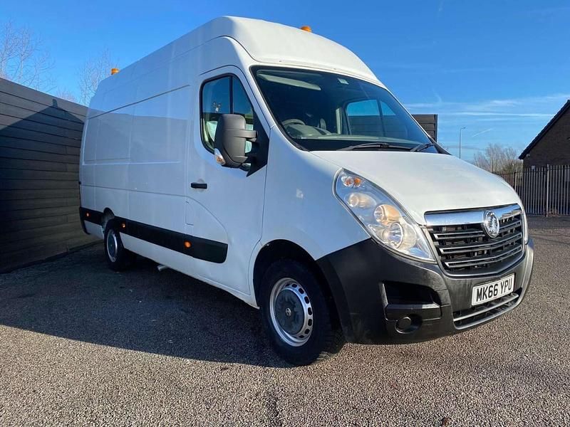 Used Vauxhall Movano 125 HP (91 kW) 2016 White MPV