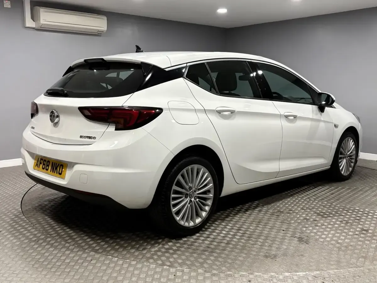 Used Vauxhall Astra Elite 110 HP (80 kW) 2018 White Hatchback