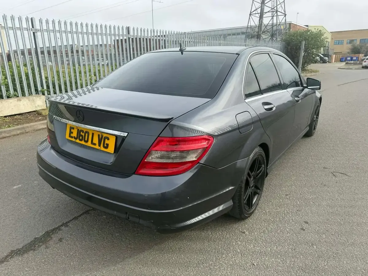 Käytetty Mercedes C180 156 HP (114 kW) 2010 Harmaa Sedan
