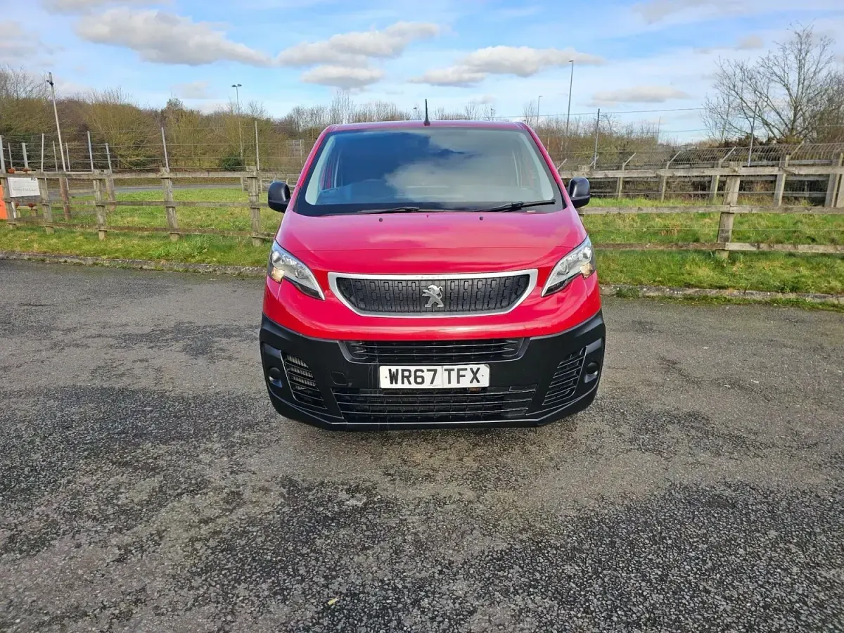 Second-hand Peugeot Expert S 120 CP (88 kW) 2017 Roșu Van