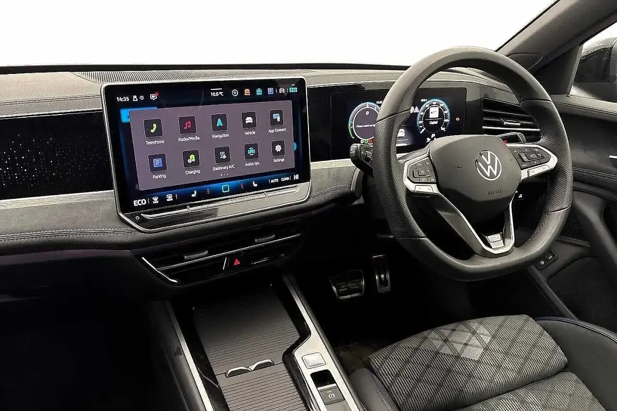 Used VW Passat R-line 272 HP (200 kW) 2025 Black Estate