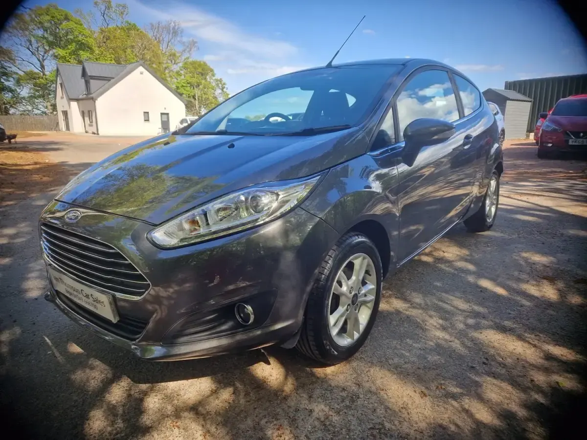 Usado Ford Fiesta Zetec 82 CV (60 kW) 2017 Gris Utilitario