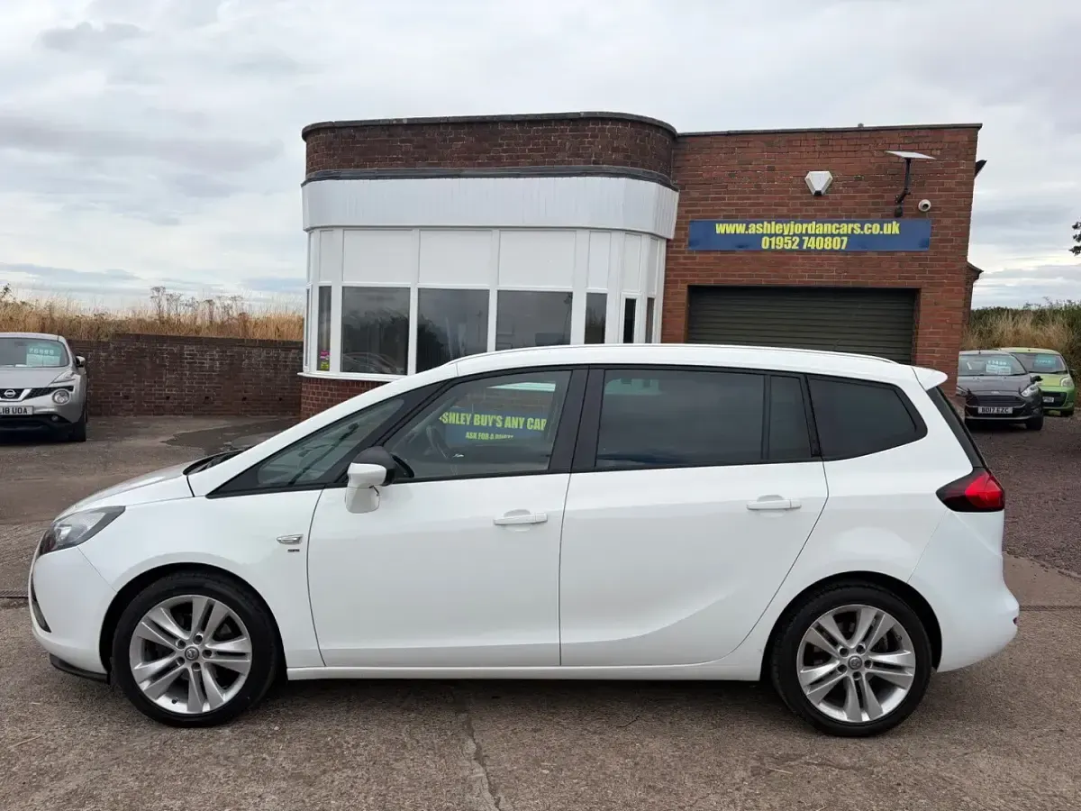 Used Vauxhall Zafira SRi 140 HP (102 kW) 2016 White MPV