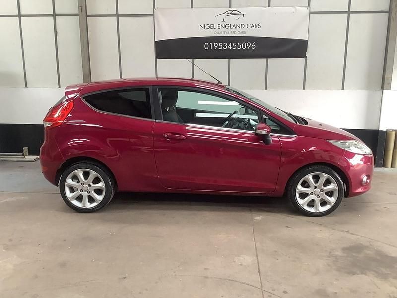 Usado Ford Fiesta Titanium 96 HP (70 kW) 2009 Vermelho Citadino