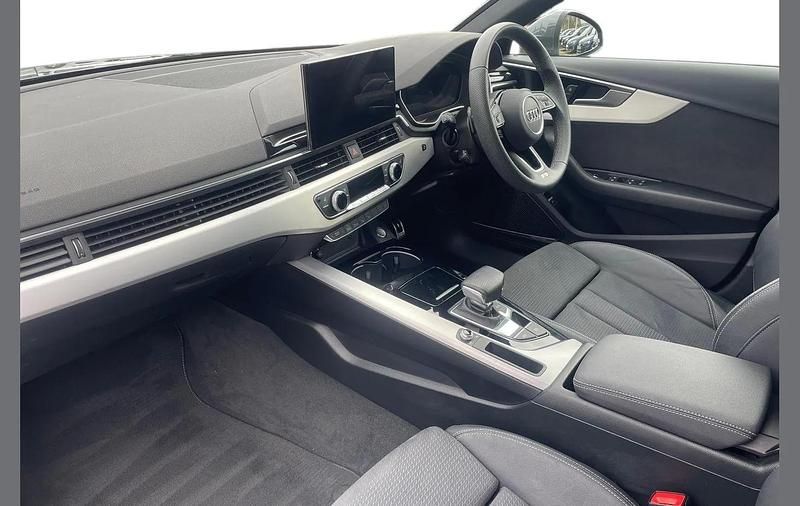 Usado Audi A4 S-Line 200 HP (147 kW) 2024 Cinzento Sedan