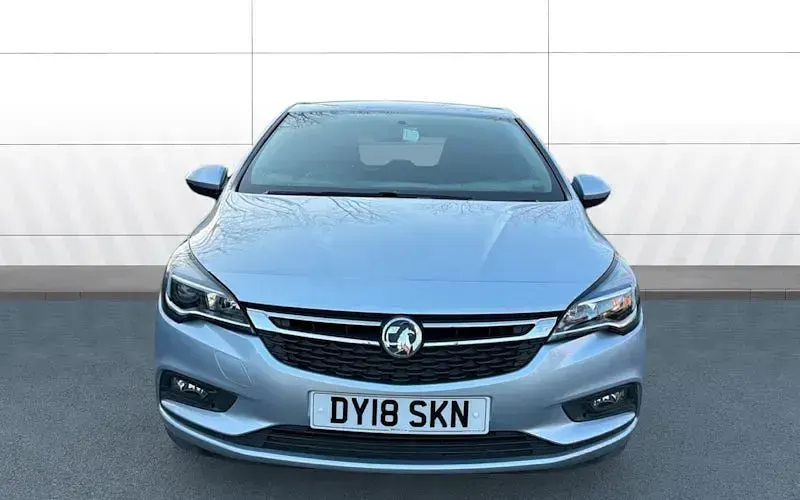 Używany Vauxhall Astra Design Edition 101 KM (74 kW) 2018 Srebrny Hatchback