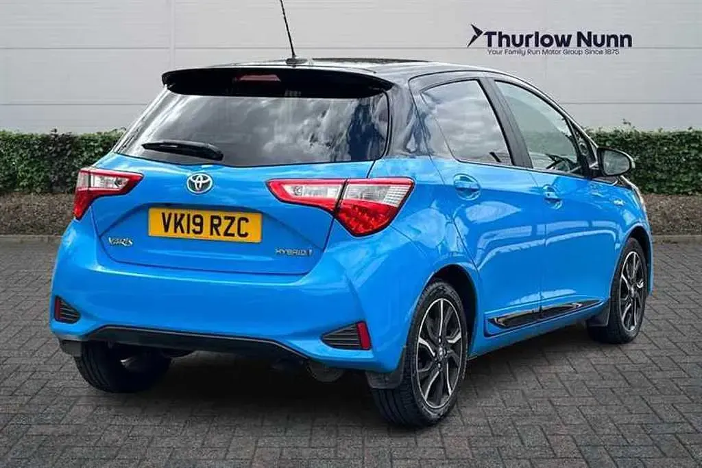 Used Toyota Yaris Hybrid 100 HP (73 kW) 2019 Blue Hatchback