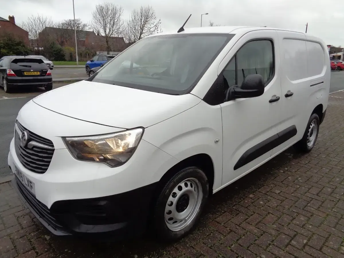 Used Vauxhall Combo Edition 100 HP (73 kW) 2019 White MPV