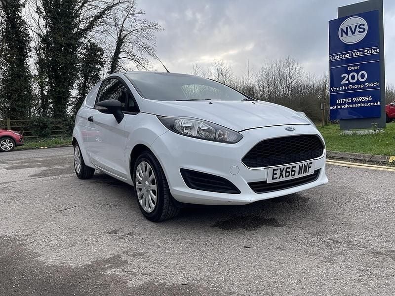 Used Ford Fiesta 75 HP (55 kW) 2016 White Van
