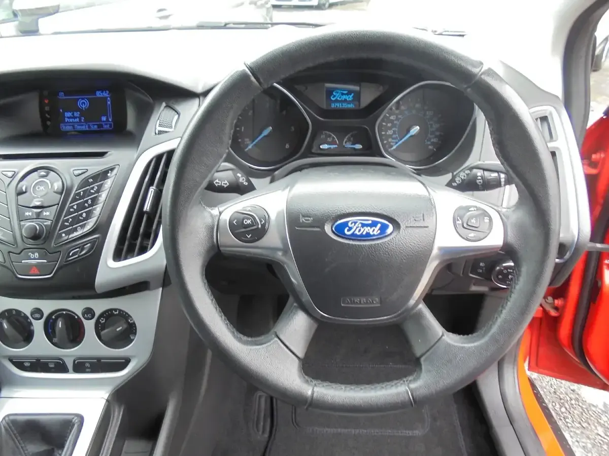Used Ford Focus Zetec 115 HP (84 kW) 2013 Red Estate