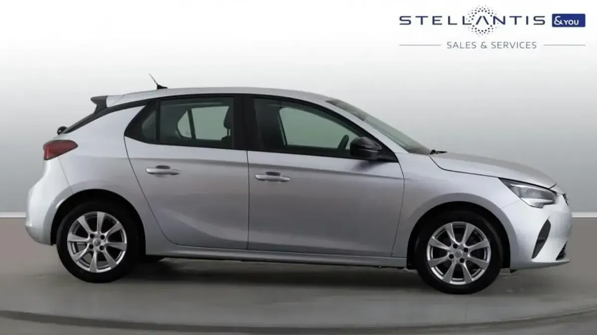 Usado Vauxhall Corsa Design Edition 74 HP (54 kW) 2023 Cinzento Citadino