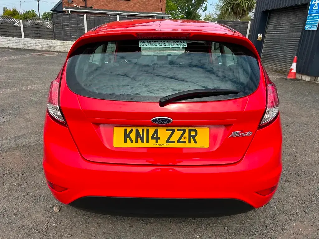 Usado Ford Fiesta Zetec 82 HP (60 kW) 2014 Vermelho Citadino