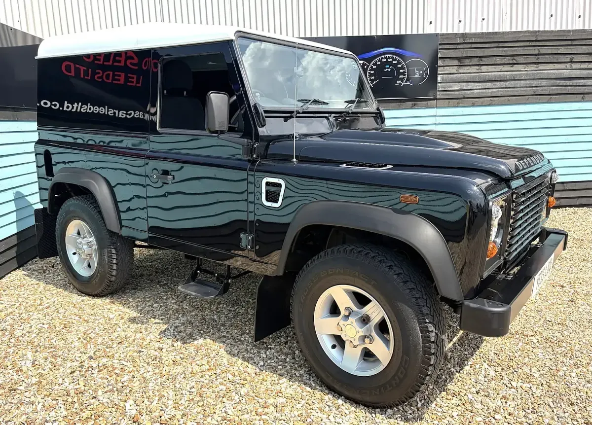 Used Land Rover Defender 122 HP (89 kW) 2015 Black Hatchback