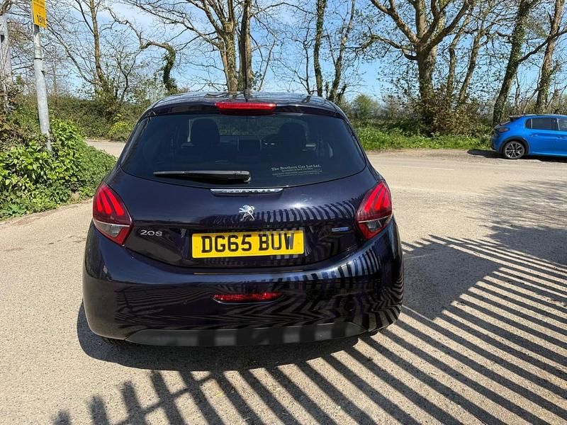 Gebraucht Peugeot 208 Allure 100 PS (73 kW) 2015 Blau Kleinwagen
