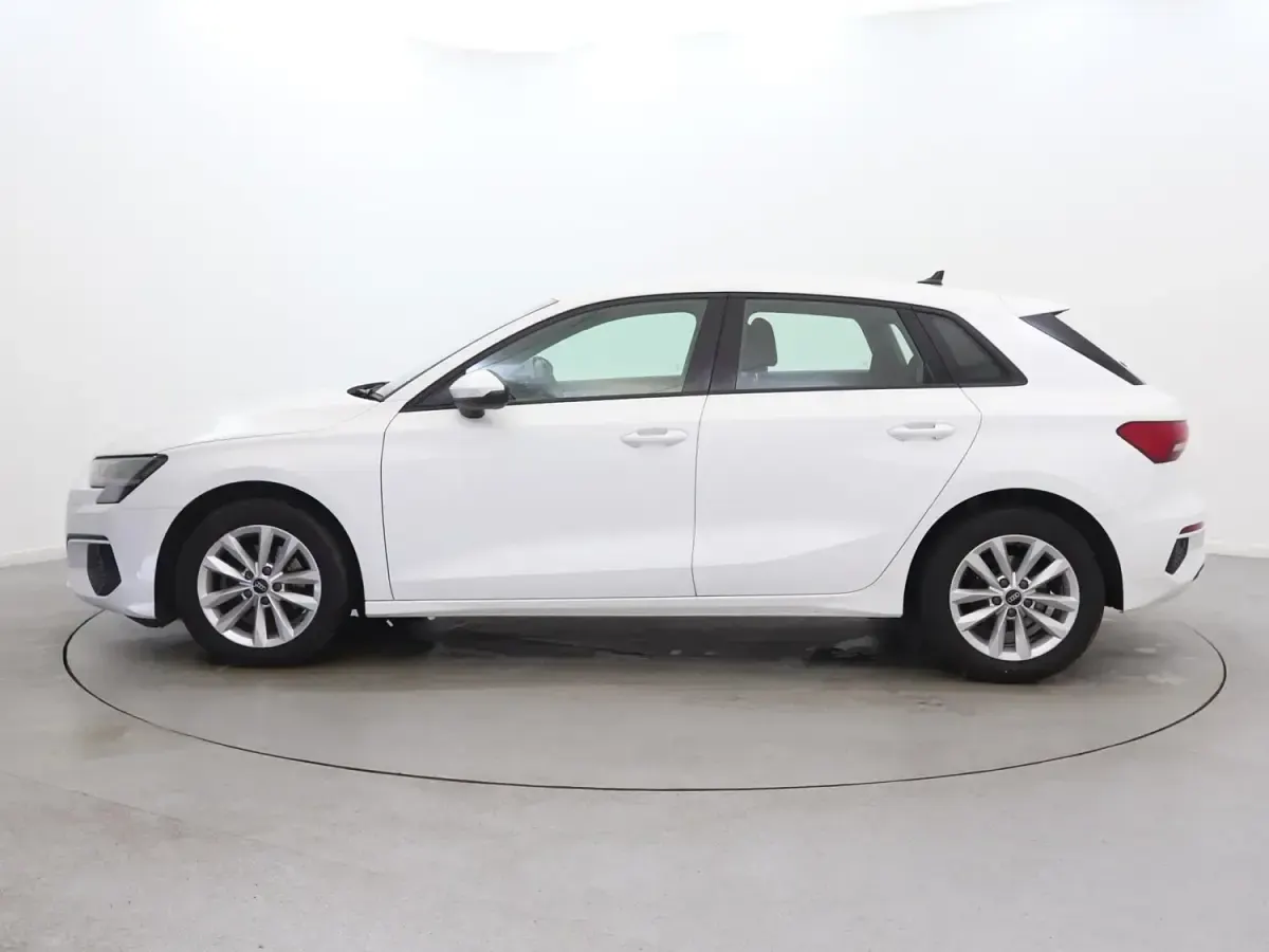 Używany Audi A3 Comfort 110 KM (80 kW) 2023 Biały Sedan/Limuzyna
