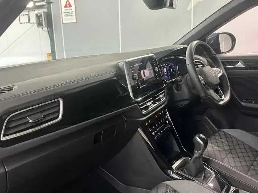 Used VW T-Roc R-line 150 HP (110 kW) 2025 Blue SUV