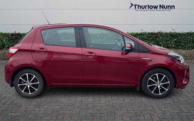 Used Toyota Yaris Hybrid 101 HP (74 kW) 2019 Red Hatchback