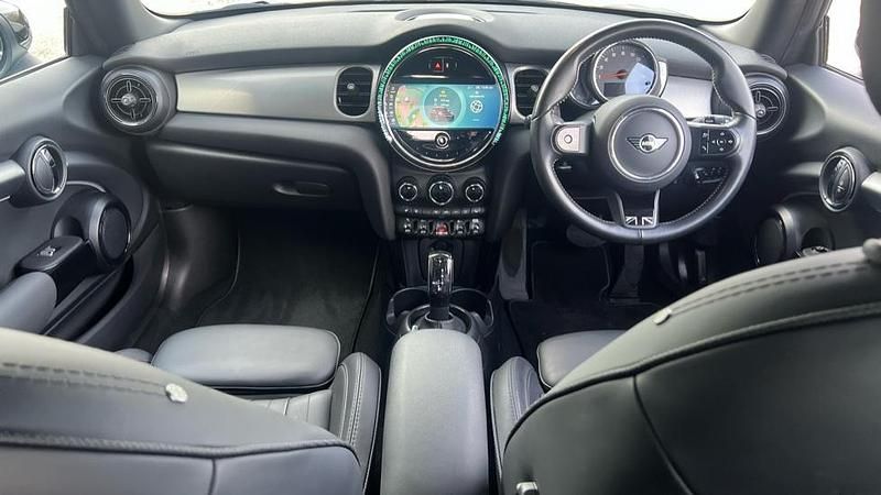 Usado Mini Cooper Exclusive 134 HP (98 kW) 2023 Prateado Citadino