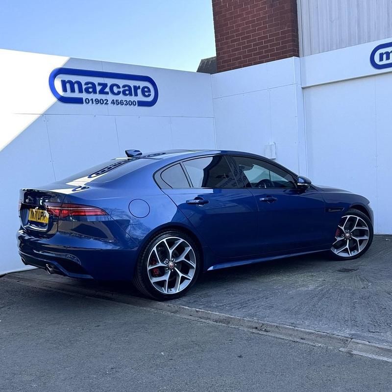 Usado Jaguar XE R-Dynamic 250 HP (183 kW) 2021 Azul Sedan