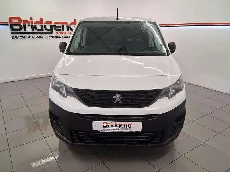 Begagnad Peugeot Partner Premium 131 HK (96 kW) 2024 Vit Minibuss