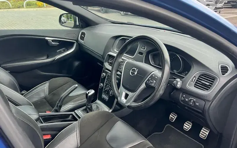 Used Volvo V40 R-Design 150 HP (110 kW) 2019 Hatchback