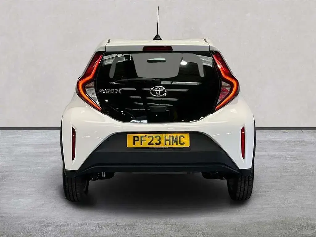 Used Toyota Aygo X PURE 72 HP (52 kW) 2023 White SUV