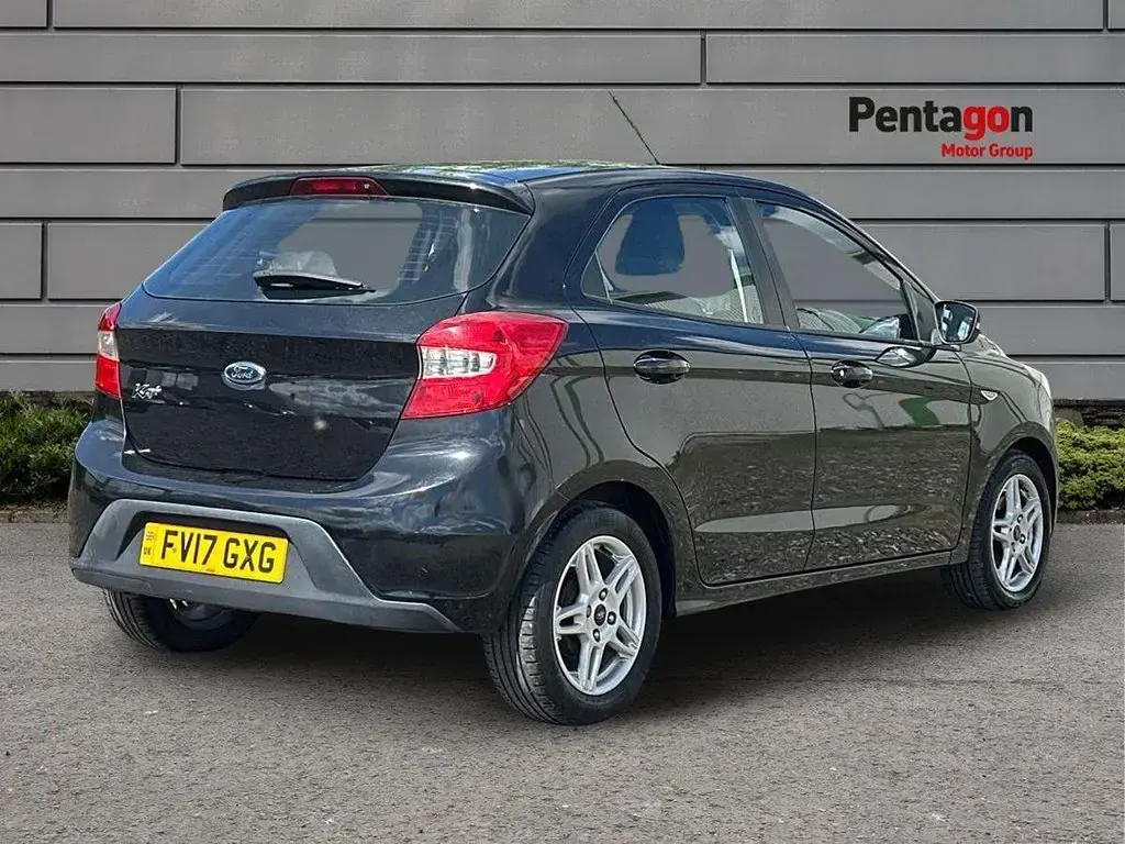 Begagnad Ford Ka Plus Zetec 84 HK (61 kW) 2017 Svart Halvkombi