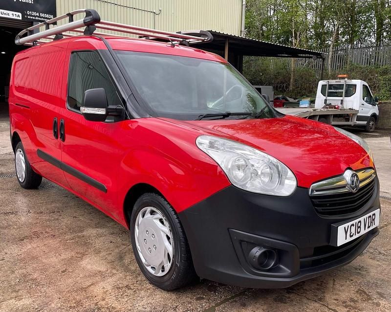 Second-hand Vauxhall Combo 105 CP (77 kW) 2018 Roșu Monovolum