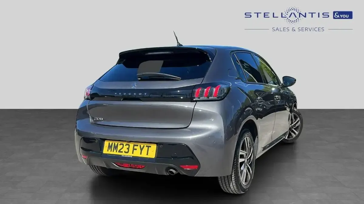 Usado Peugeot 208 Allure+ 99 HP (72 kW) 2023 Cinzento Citadino