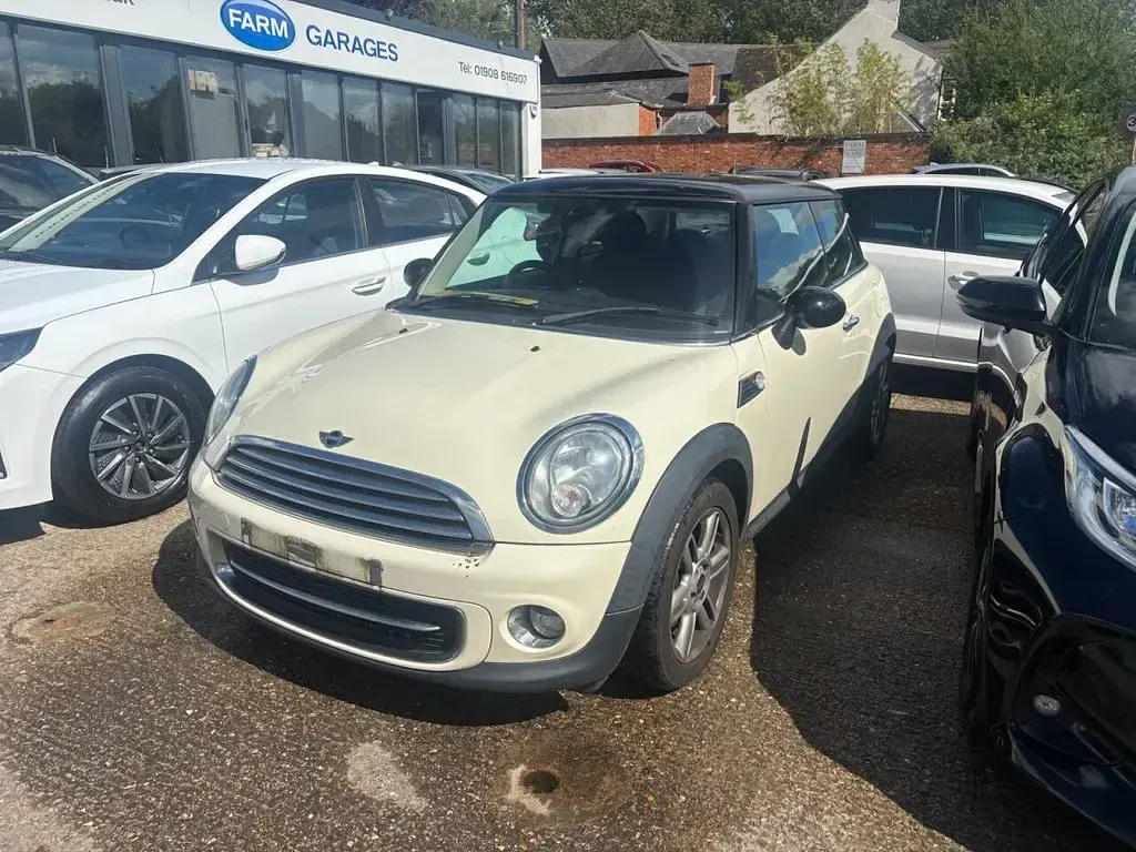 Used Mini Cooper Hatch 122 HP (89 kW) 2013 White Hatchback