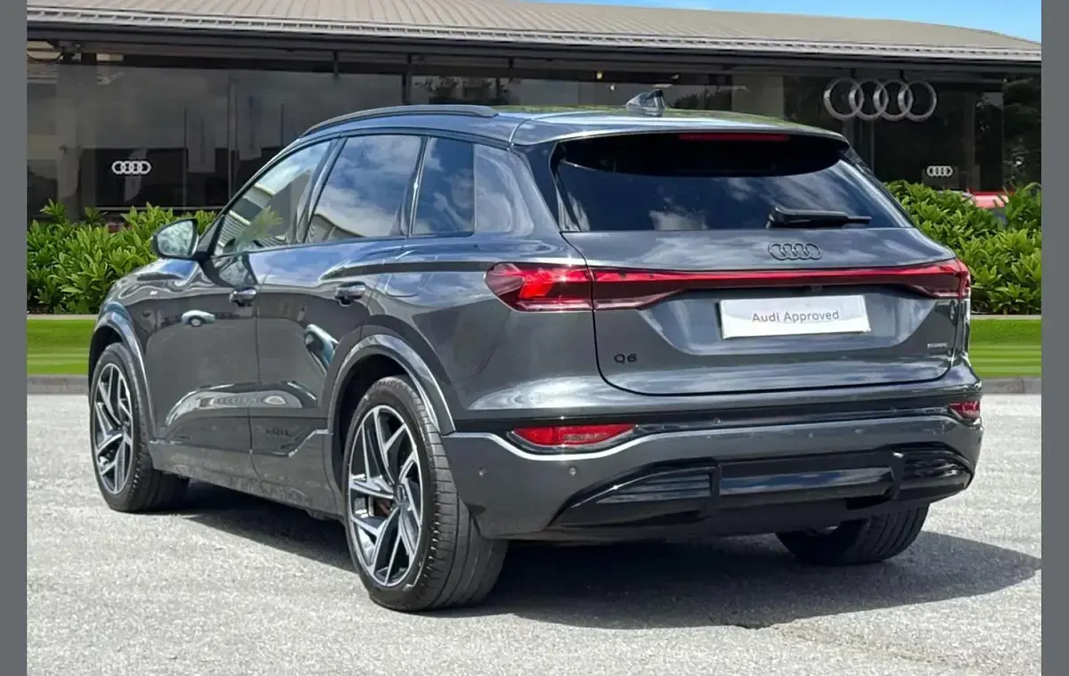 Begagnad Audi Q6 e-tron Advanced 284 kW (387 HK) 2025 Grå SUV
