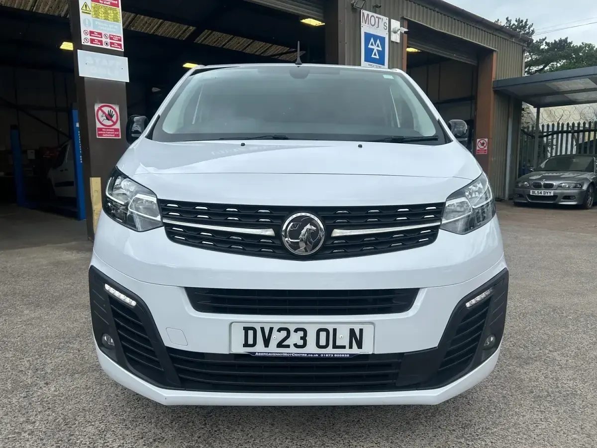 Used Vauxhall Vivaro 100 HP (73 kW) 2023 White MPV