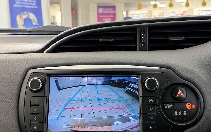 Used Toyota Yaris Hybrid 101 HP (74 kW) 2016 White Hatchback