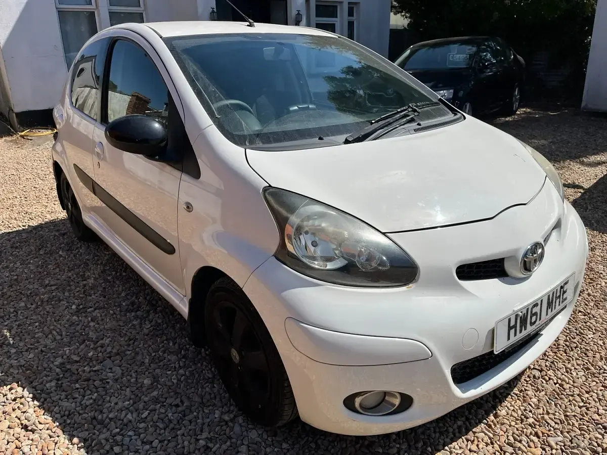 Used Toyota Aygo 68 HP (50 kW) 2011 White Hatchback