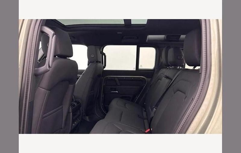 New Land Rover Defender SE Dynamic 344 HP (253 kW) 2025 Green SUV