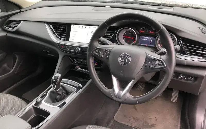 Begagnad Vauxhall Insignia Design Edition 140 HK (102 kW) 2018 Silver Halvkombi