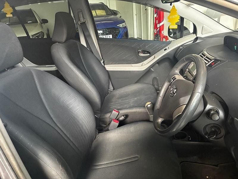Used Toyota Yaris 90 HP (66 kW) 2009 Grey Hatchback