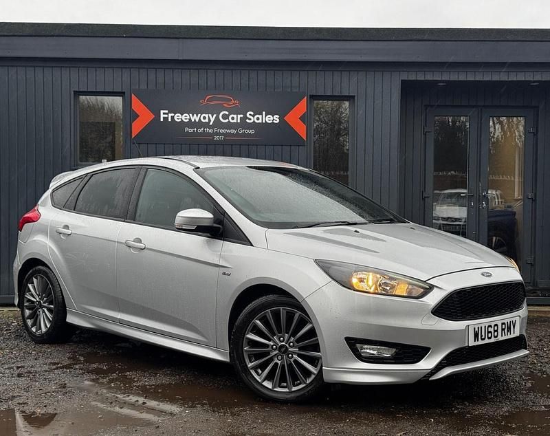 Used Ford Focus ST-Line 140 HP (102 kW) 2017 Silver Hatchback