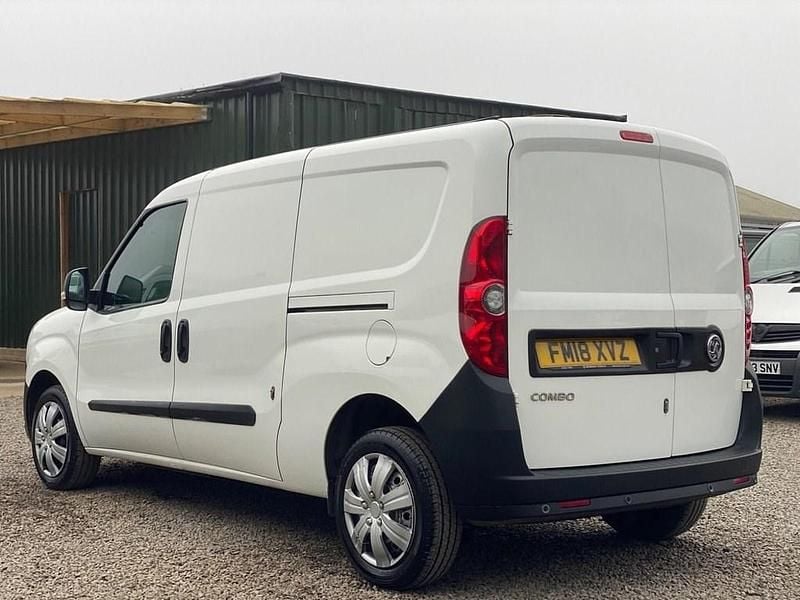 Used Vauxhall Combo 95 HP (69 kW) 2018 White MPV