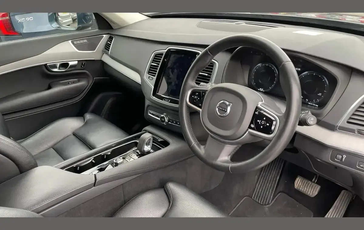Used Volvo XC90 Momentum 232 HP (170 kW) 2022 Blue SUV
