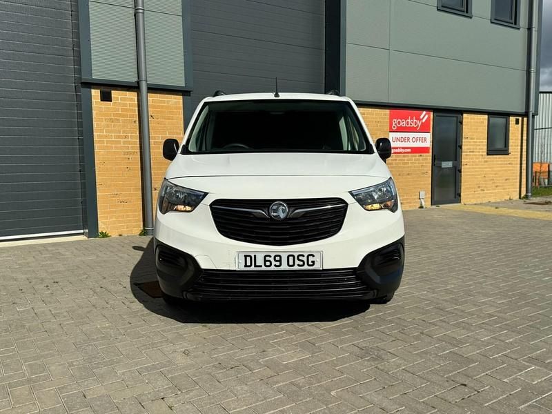 Second-hand Vauxhall Combo Edition 100 CP (73 kW) 2020 Alb Van