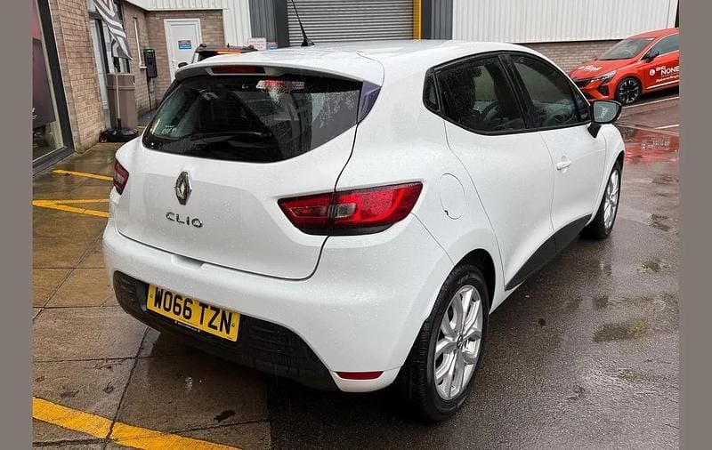 Used Renault Clio IV Play 73 HP (53 kW) 2017 White Hatchback
