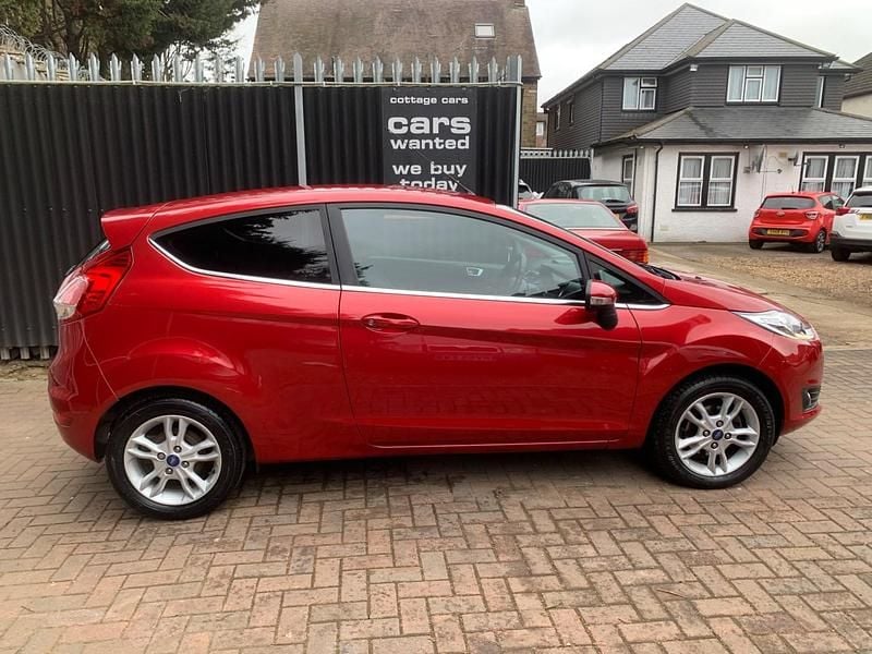 Used Ford Fiesta Zetec 100 HP (73 kW) 2016 Red Hatchback