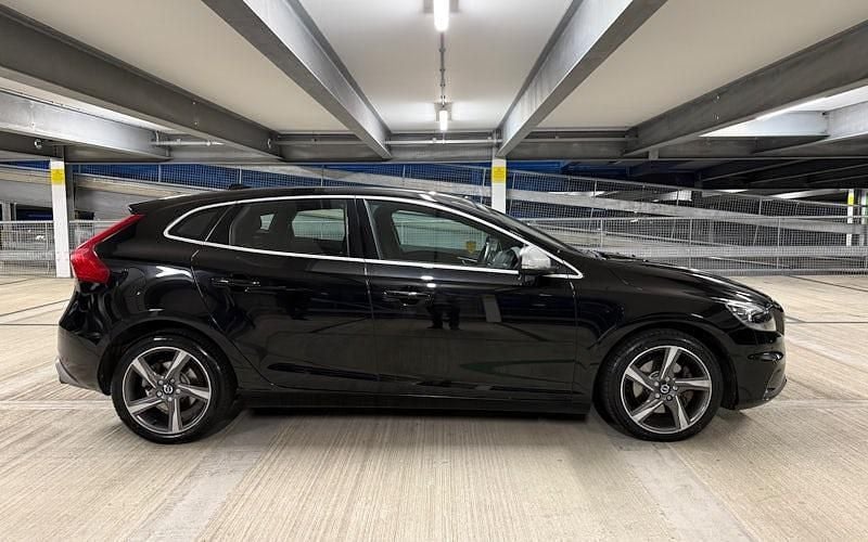 Used Volvo V40 R-Design 120 HP (88 kW) 2019 Hatchback