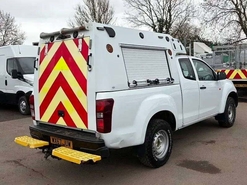 Used Isuzu D-Max 160 HP (117 kW) 2017 White Pickup