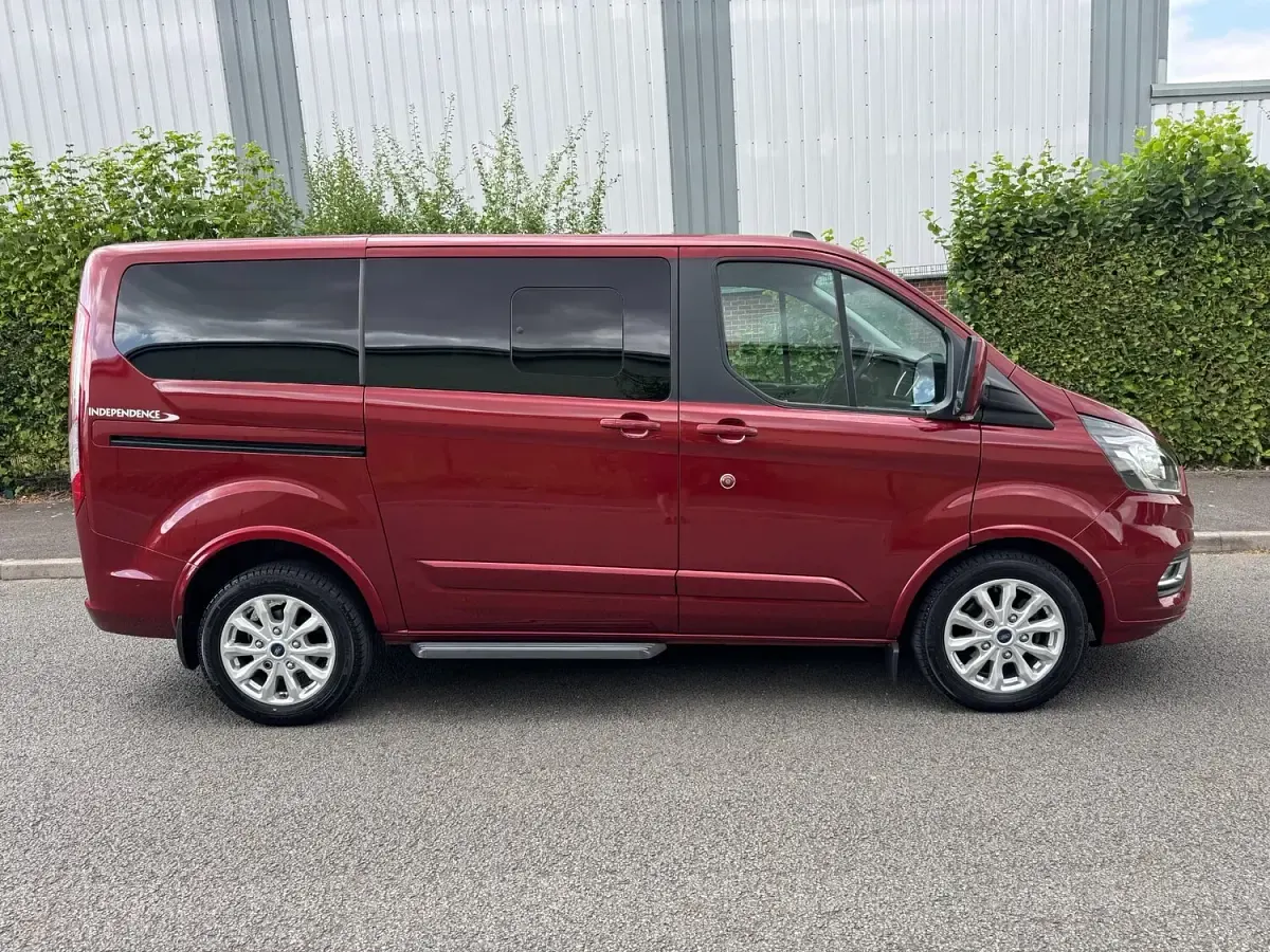 Used Ford Tourneo Custom Titanium 130 HP (95 kW) 2021 Red Van