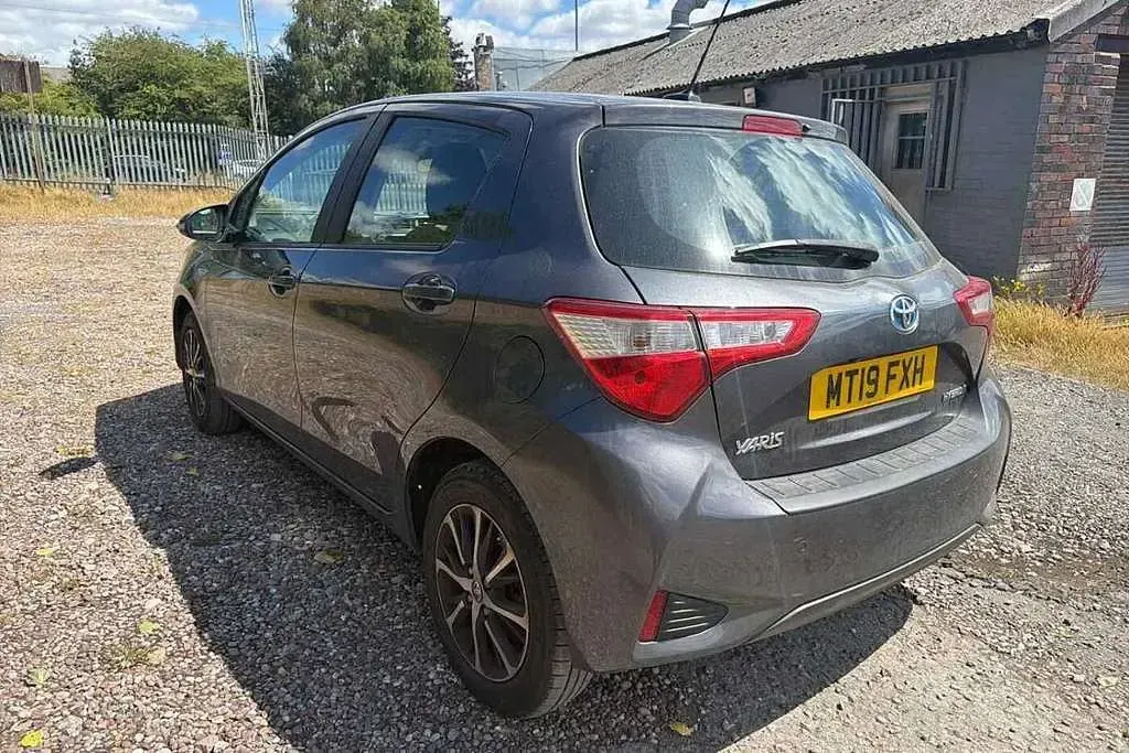 Used Toyota Yaris Hybrid 99 HP (72 kW) 2019 Grey Hatchback