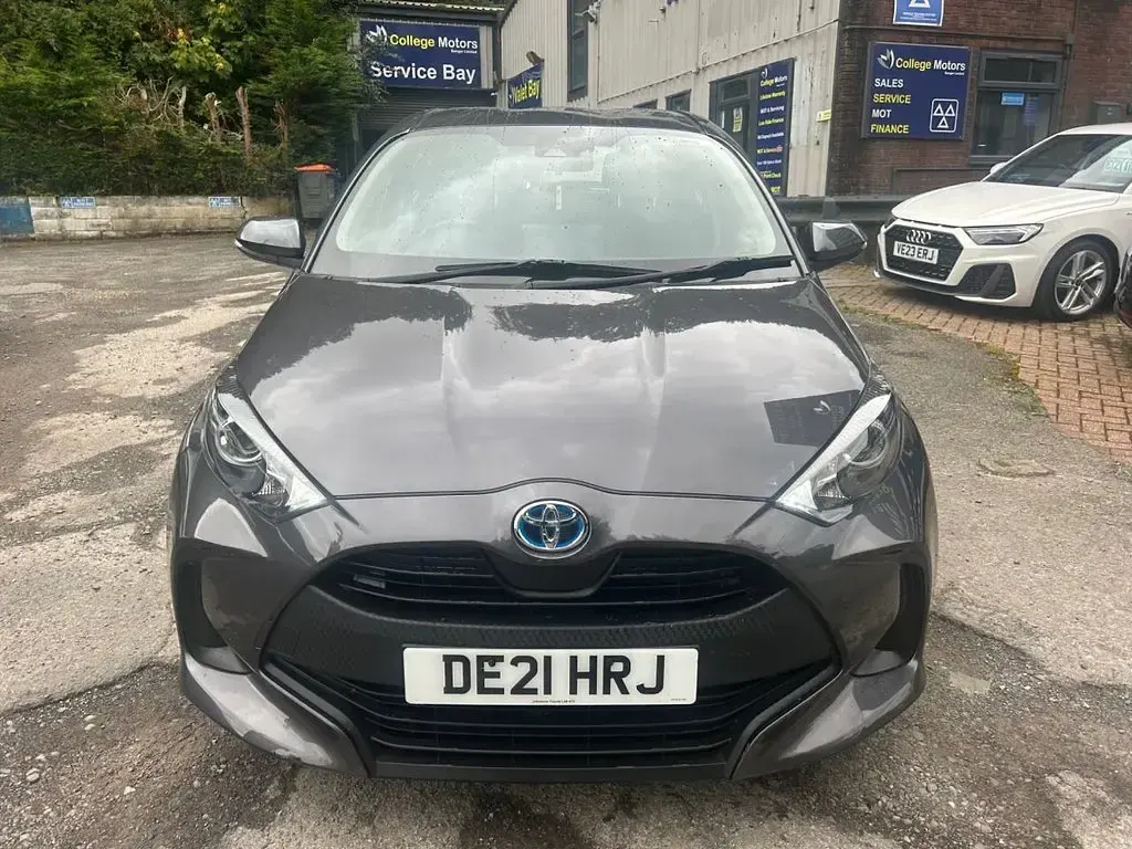 Used Toyota Yaris Hybrid Design 114 HP (83 kW) 2021 Grey Hatchback