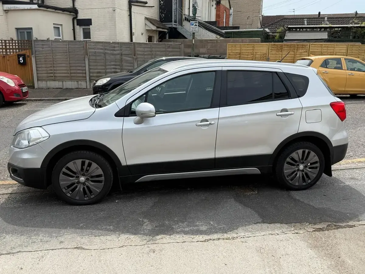 Usado Suzuki SX4 S-Cross SZ4 120 CV (88 kW) 2013 Plateado Utilitario