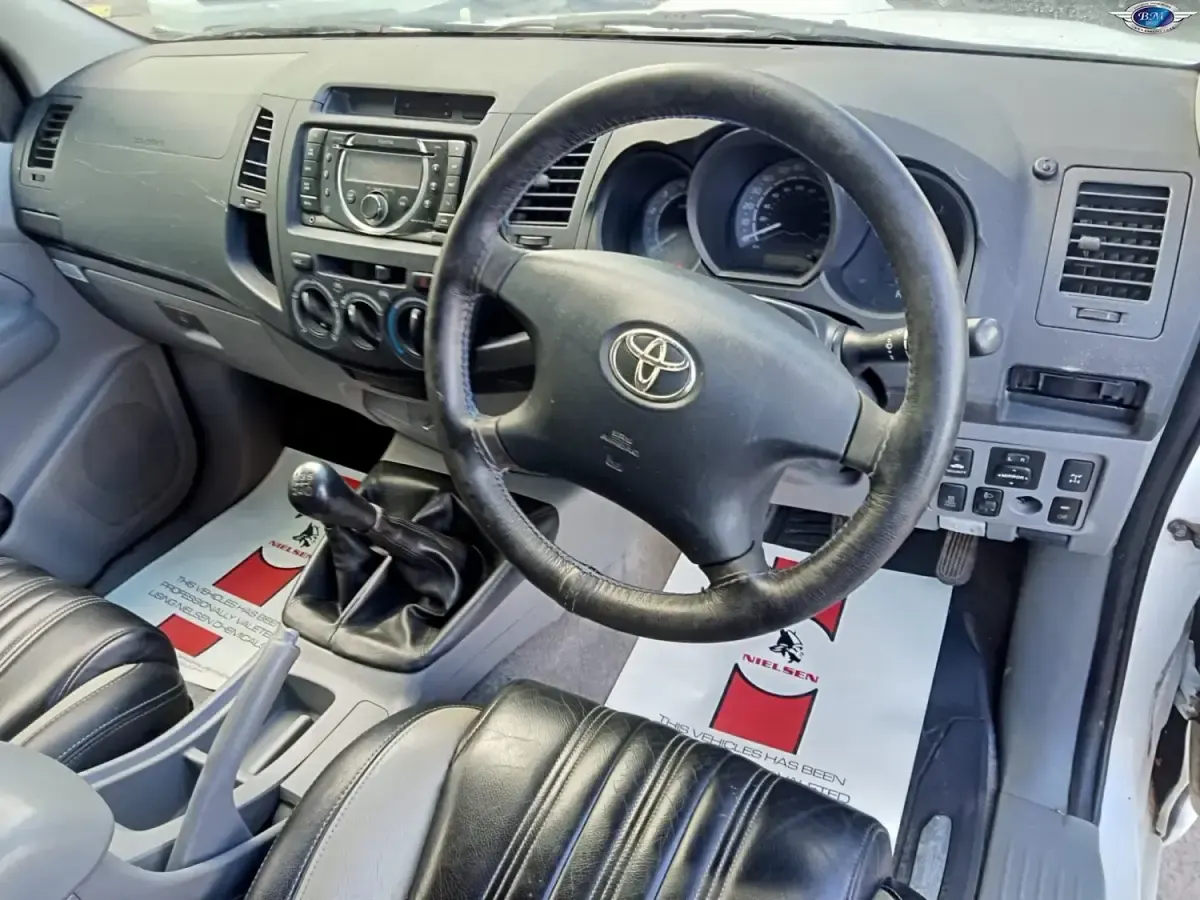Second-hand Toyota HiLux 2011 Alb Pickup